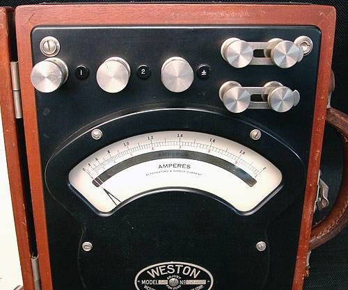   370 no 7577 wood box laboratory grade instrument measures absolute