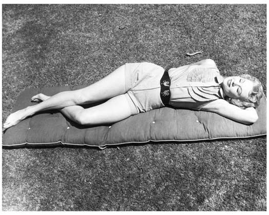 VIRGINIA MAYO on lawn at home still (l364)  