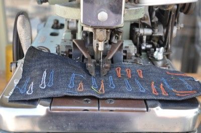   Keyhole Industrial Sewing Machine For Denim Jeans and Garments  