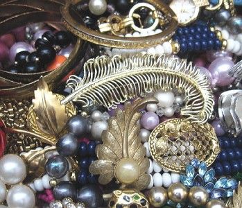 25 LBS HUGE VINTAGE COSTUME JEWELRY LOT Craft Salvage Repair Parts 