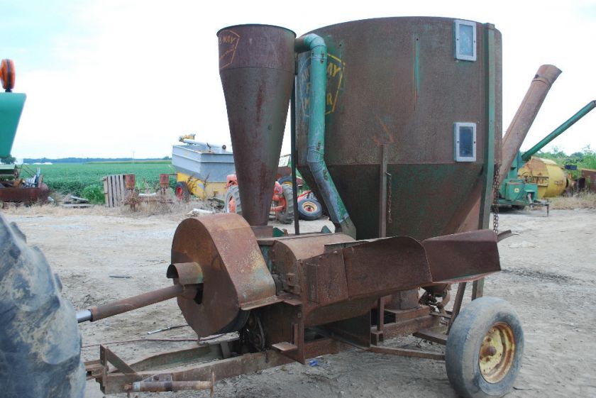 ARTS WAY FEED CORN GRINDER MIXER CATTLE HOGS STORED INSIDE  