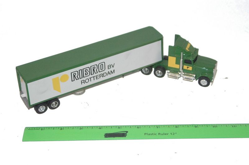 Ertl 1/64 scale semi truck and trailer #9200, 881   New  