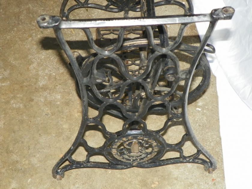 1918 ANTIQUE SINGER TREADLE SEWING MACHINE CAST IRON BASE NICE  